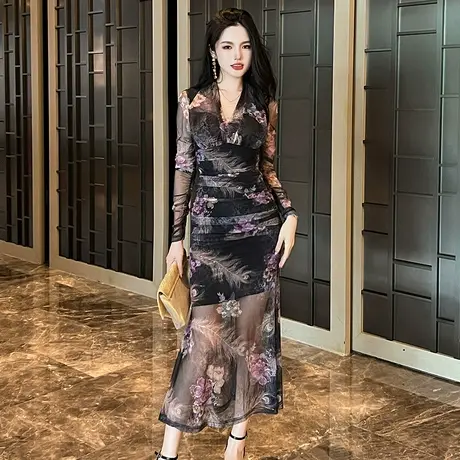 印花水墨画网纱显身材连衣裙女装褶皱修身气质挂脖V领包臀长裙子图片