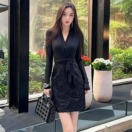 亮片拼接设计感黑色连衣裙短款性感轻奢赫本风系带V领网纱裙子女图片