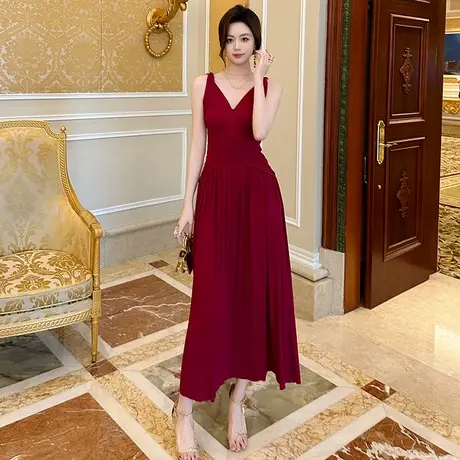 酒红色吊带深V领露背连衣裙长款性感轻奢晚宴今年流行的漂亮裙子图片