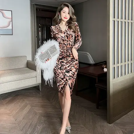 2024新款早秋女性感v领连衣裙收腰褶皱气质包臀豹纹裙不规则开叉图片