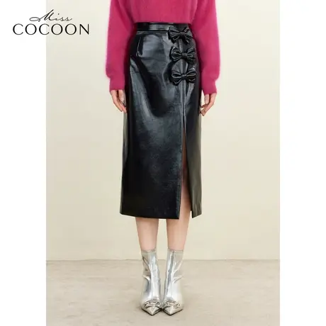missCOCOON甜美时髦2023冬装新款女黑色亮皮蝴蝶结开叉直筒半身裙图片