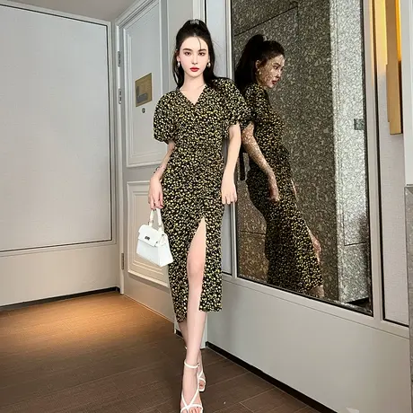 复古碎花灯笼袖收腰褶皱包臀裙2024夏季新款气质名媛开叉连衣裙女图片