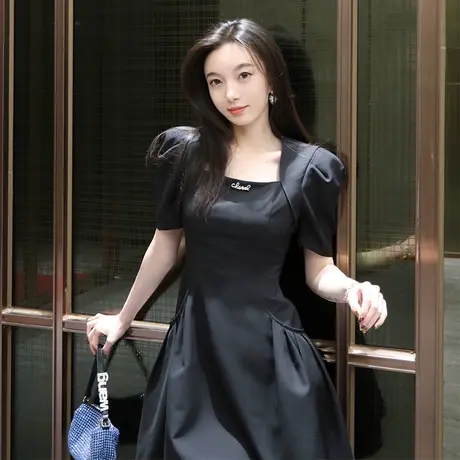法式高级感收腰小个子黑色连衣裙新款赫本风轻奢女神范气质小黑裙图片