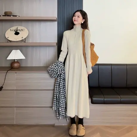 拉夏贝尔针织连衣裙女2025春秋新款立领半拉链中长款气质毛衣裙图片