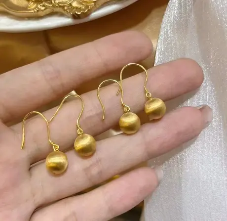 18k黄金拉丝车花转运珠耳环 金耳钩图片