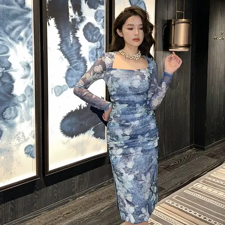 优雅女神范碎花连衣裙秋季新款网纱褶皱修身气质方领开叉包臀裙女图片