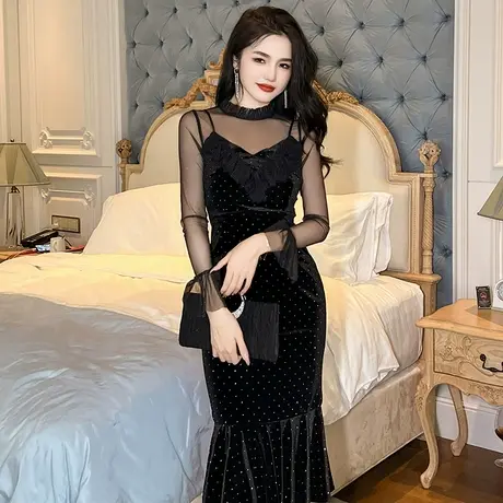 法式独特赫本风丝绒连衣裙春秋小众设计感镂空长袖性感黑色鱼尾裙图片