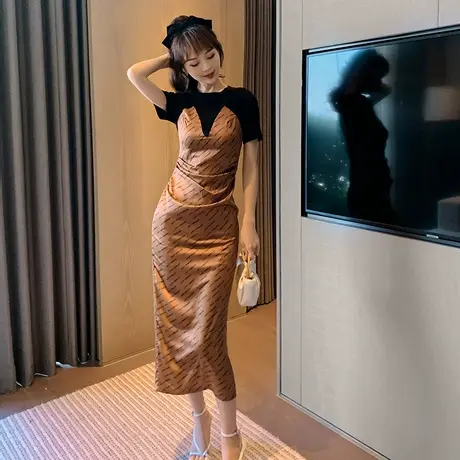 2024流行新款假两件连衣裙女装小众修身显瘦字母印花短袖包臀裙子图片