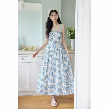 弥古蓝色碎花连衣裙女高级感小众收腰吊带裙2025夏季新款度假裙子图片