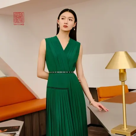 EP雅莹高端系列 不对称设计压褶V领无袖连衣裙 2023新款4668A图片