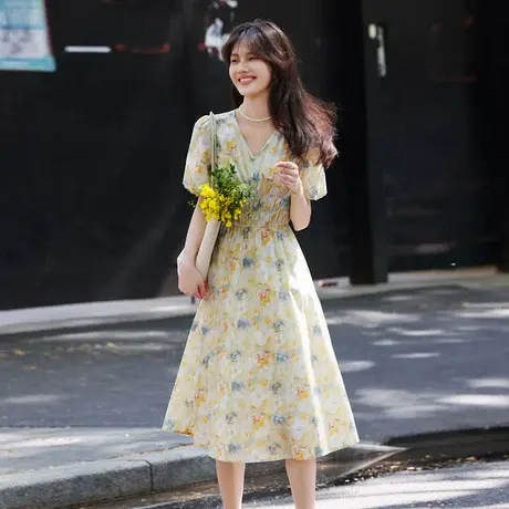 时尚甜美连衣裙2025年夏季新款女收腰显瘦减龄泡泡袖碎花V领长裙图片