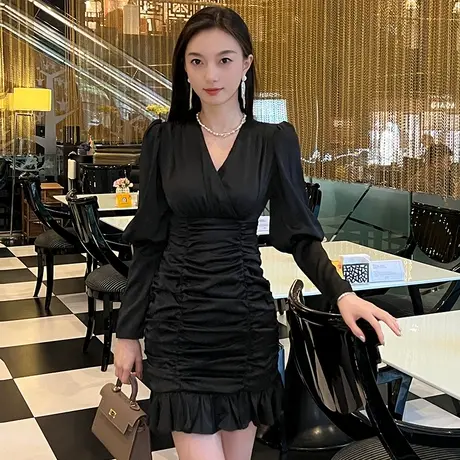修身显瘦气质V领包臀连衣裙2023新款小众性感褶皱包臀黑色短裙子图片