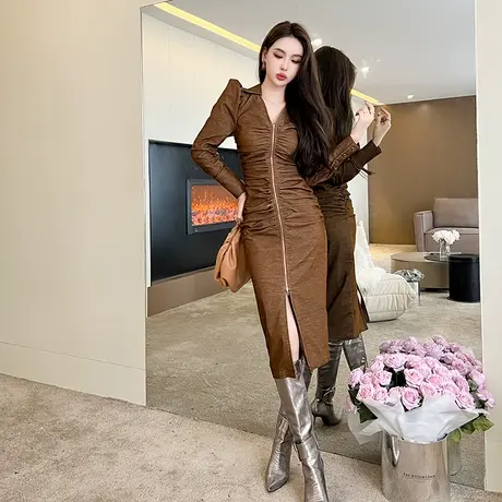 2024秋季复古名媛风褶皱V领连衣裙女气质显瘦紧身别致开叉一步裙图片