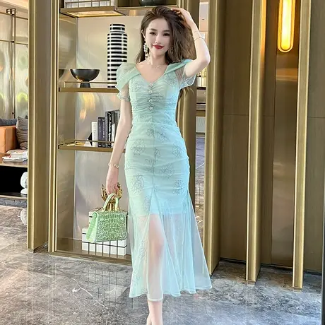 优雅减龄御姐风绿色连衣裙2023新款女温柔气质修身V领碎花长裙子图片