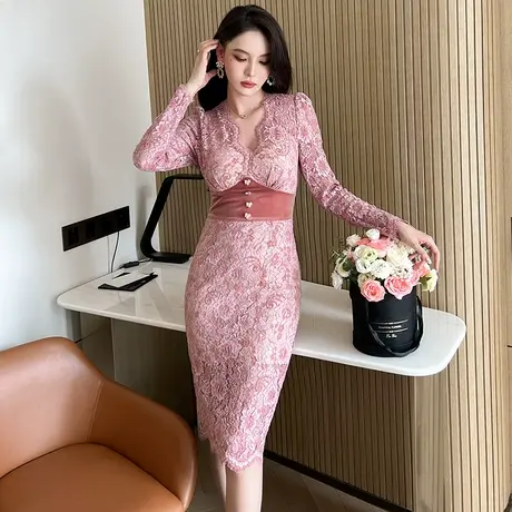 粉色碎花温柔风蕾丝连衣裙优雅减龄高级感收腰V领包臀裙子中长款图片
