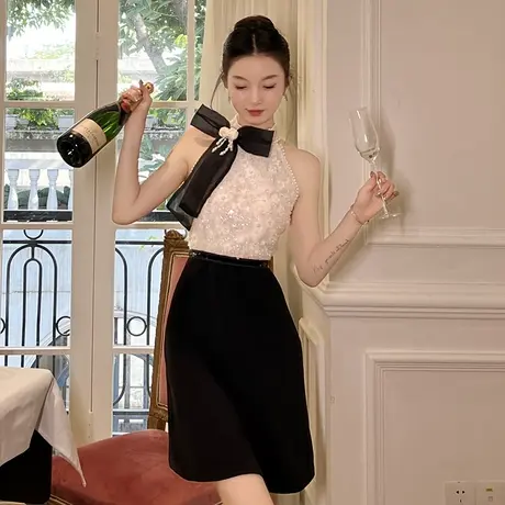 法式多巴胺穿搭露肩蕾丝连衣裙设计感小众显瘦高级感修身包臀短裙图片