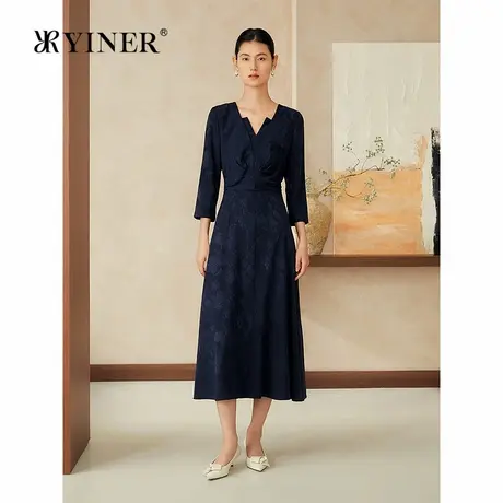 【真丝系列】YINER音儿2025夏季新款双层V领提花肌理收腰连衣裙图片