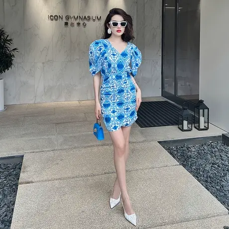 俏皮活泼泡泡袖碎花小个子连衣裙新款洋气修身V领褶皱连衣裙女夏图片