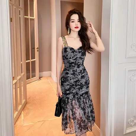 性感褶皱鱼尾连衣裙女气质收腰显身材网纱碎花包臀背带裙2024新款图片