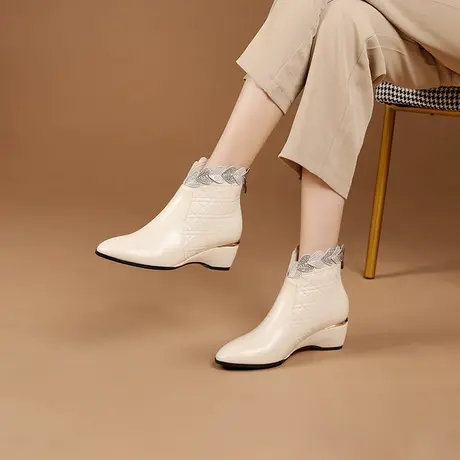 真皮短靴女2023年欧洲站秋季新款尖头坡跟女式靴子显瘦百搭及踝靴图片