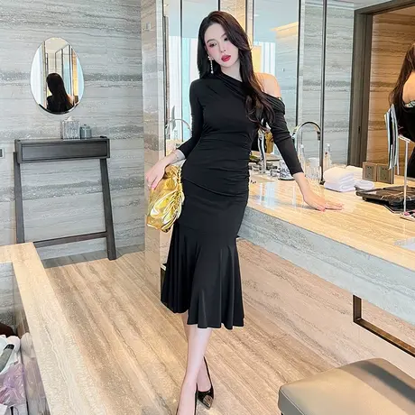 设计感小众鱼尾连衣裙秋季新款气质显瘦赫本风单肩收腰褶皱小黑裙图片