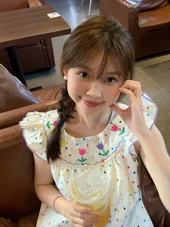实拍童趣彩色波点小飞袖可爱纯棉A字连衣裙郁金香刺绣森系公主裙图片