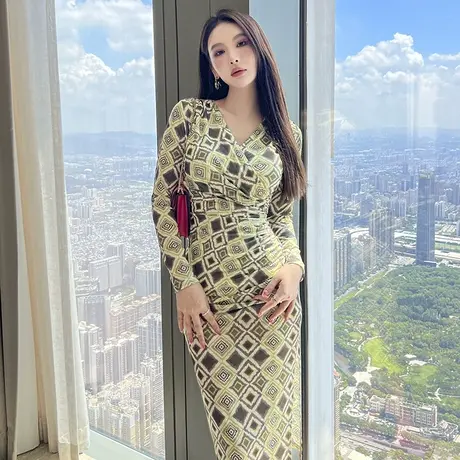 法式轻熟风开叉连衣裙秋季新款复古显瘦中长款修身打底包臀连衣裙图片