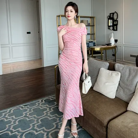 独特绝美轻熟风露肩条纹连衣裙小众设计师款修身显瘦鱼尾长裙子女图片