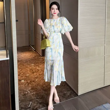 灯笼袖收腰碎花鱼尾连衣裙夏季新款气质高级感小众显瘦圆领包臀裙图片