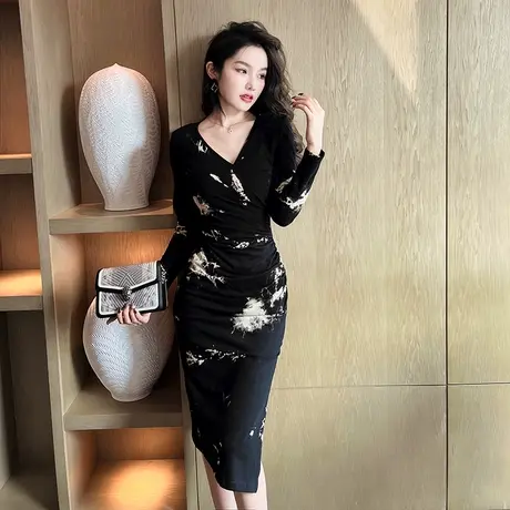 法式复古赫本风印花打底连衣裙配大衣秋季修身遮肚子开叉包臀裙女图片
