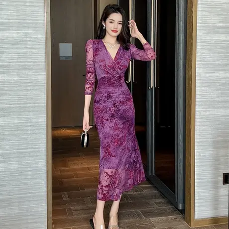紫色纯欲温柔风印花丝绒连衣裙女春秋性感轻奢超好看修身V领裙子图片