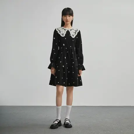 茵曼早春装2023年新款女娃娃领喇叭袖黑色赫本风高端气质连衣裙子图片