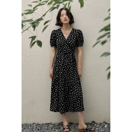 弥古黑色碎花连衣裙夏季沙滩裙三亚度假一片式长裙女v领海边裙子图片