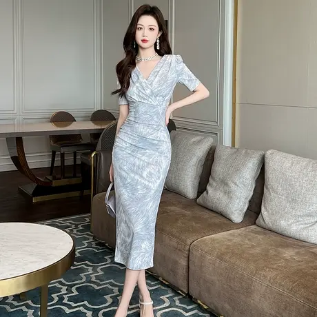水墨轻熟风御姐连衣裙女2025新款韩系超好看修身包臀气质V领裙子图片